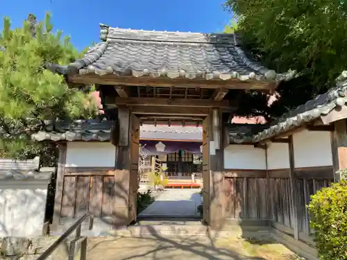 谷性寺の山門