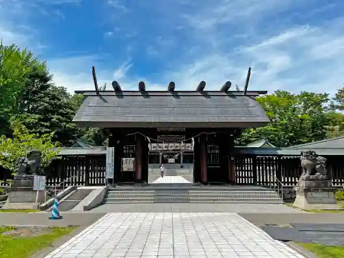 札幌護國神社の山門・神門