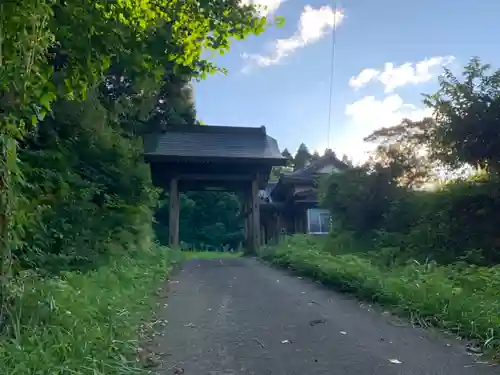 満蔵寺の山門