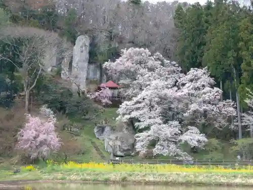 堂の下の岩観音の{uncategorized: "未分類", other: "その他", undefined: "問題あり", building: "その他建物", grave: "お墓", sacred_gate: "鳥居", guardian: "狛犬", statue: "像", buddha: "仏像", history: "歴史", nature: "自然", garden: "庭園", animal: "動物", pagoda: "塔", temizu: "手水舎", mountain_gate: "山門・神門", sanctuary: "本殿・本堂", subordinate: "末社・摂社", art: "芸術", scenery: "景色", jizo: "地蔵", ema: "絵馬", goshuin: "御朱印", omikuji: "おみくじ", items: "授与品その他", amulet: "お守り", goshuincho: "御朱印帳", eats: "食事", festival: "お祭り", votive_dance: "神楽", shichigosan: "七五三参", wedding: "結婚式", experience: "体験その他", initially: "初詣", around: "周辺", anti_infection: "感染症対策"}