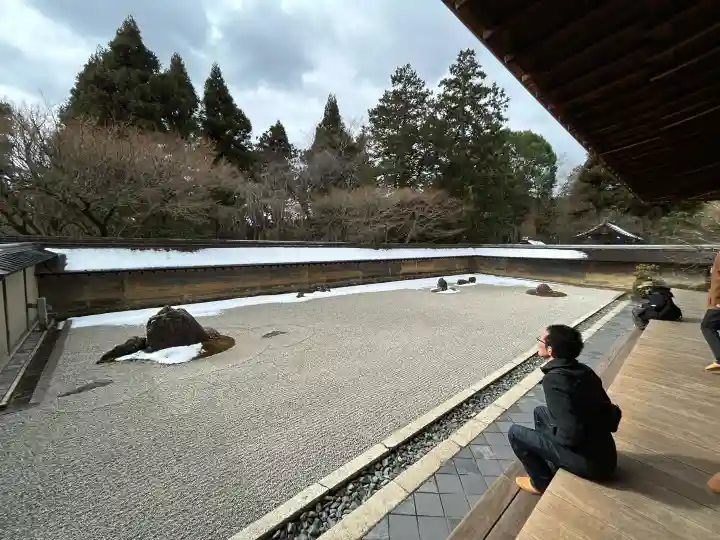 龍安寺の{uncategorized: "未分類", other: "その他", undefined: "問題あり", building: "その他建物", grave: "お墓", sacred_gate: "鳥居", guardian: "狛犬", statue: "像", buddha: "仏像", history: "歴史", nature: "自然", garden: "庭園", animal: "動物", pagoda: "塔", temizu: "手水舎", mountain_gate: "山門・神門", sanctuary: "本殿・本堂", subordinate: "末社・摂社", art: "芸術", scenery: "景色", jizo: "地蔵", ema: "絵馬", goshuin: "御朱印", omikuji: "おみくじ", items: "授与品その他", amulet: "お守り", goshuincho: "御朱印帳", eats: "食事", festival: "お祭り", votive_dance: "神楽", shichigosan: "七五三参", wedding: "結婚式", experience: "体験その他", initially: "初詣", around: "周辺", anti_infection: "感染症対策"}