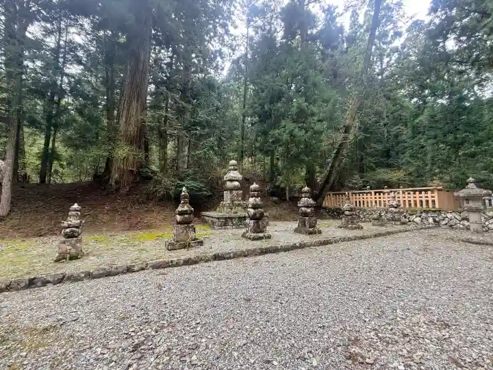高野山金剛峯寺奥の院の{uncategorized: "未分類", other: "その他", undefined: "問題あり", building: "その他建物", grave: "お墓", sacred_gate: "鳥居", guardian: "狛犬", statue: "像", buddha: "仏像", history: "歴史", nature: "自然", garden: "庭園", animal: "動物", pagoda: "塔", temizu: "手水舎", mountain_gate: "山門・神門", sanctuary: "本殿・本堂", subordinate: "末社・摂社", art: "芸術", scenery: "景色", jizo: "地蔵", ema: "絵馬", goshuin: "御朱印", omikuji: "おみくじ", items: "授与品その他", amulet: "お守り", goshuincho: "御朱印帳", eats: "食事", festival: "お祭り", votive_dance: "神楽", shichigosan: "七五三参", wedding: "結婚式", experience: "体験その他", initially: "初詣", around: "周辺", anti_infection: "感染症対策"}