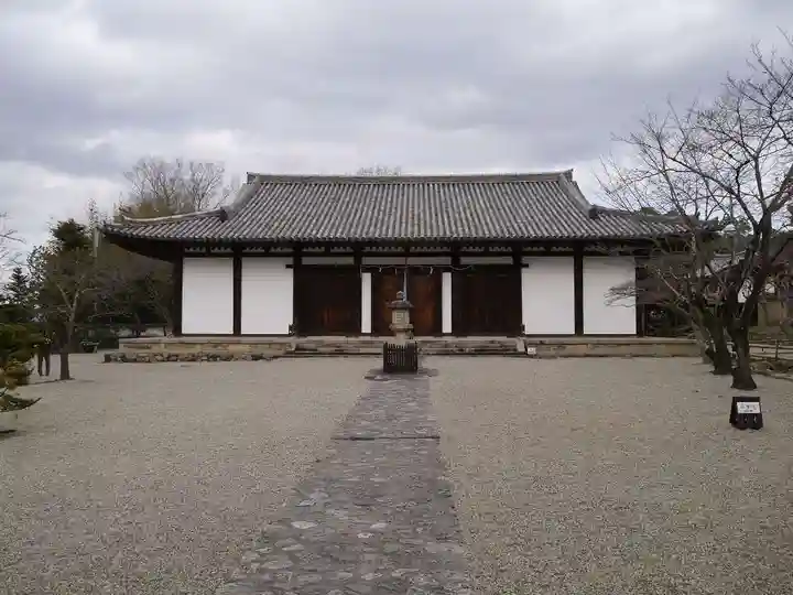 新薬師寺の本殿・本堂