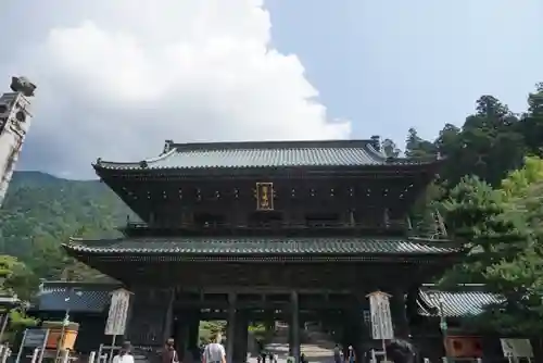 久遠寺の山門