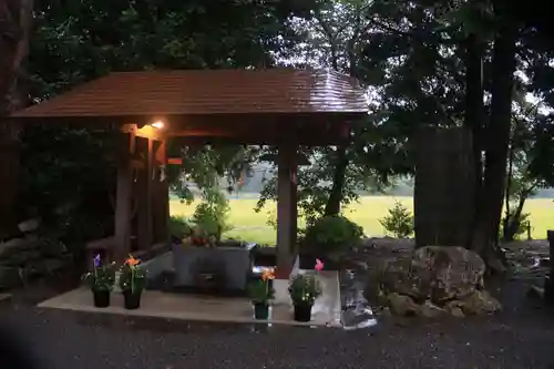 高司神社〜むすびの神の鎮まる社〜の手水舎
