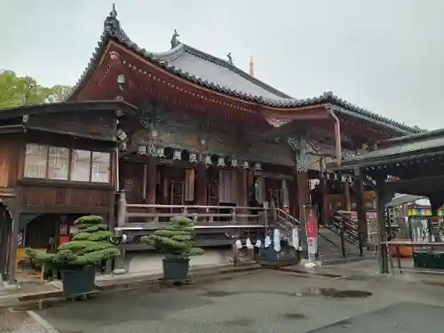 中山寺の本殿・本堂