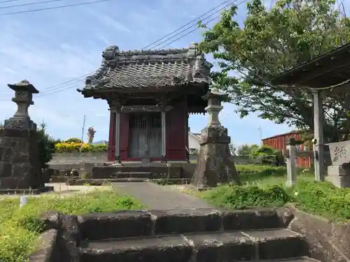 神社(名称不明)の本殿