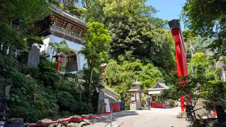 江島神社の{uncategorized: "未分類", other: "その他", undefined: "問題あり", building: "その他建物", grave: "お墓", sacred_gate: "鳥居", guardian: "狛犬", statue: "像", buddha: "仏像", history: "歴史", nature: "自然", garden: "庭園", animal: "動物", pagoda: "塔", temizu: "手水舎", mountain_gate: "山門・神門", sanctuary: "本殿・本堂", subordinate: "末社・摂社", art: "芸術", scenery: "景色", jizo: "地蔵", ema: "絵馬", goshuin: "御朱印", omikuji: "おみくじ", items: "授与品その他", amulet: "お守り", goshuincho: "御朱印帳", eats: "食事", festival: "お祭り", votive_dance: "神楽", shichigosan: "七五三参", wedding: "結婚式", experience: "体験その他", initially: "初詣", around: "周辺", anti_infection: "感染症対策"}