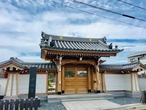 本城寺の山門