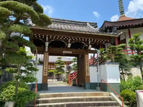 三河三弘法第二番　西福寺の山門・神門