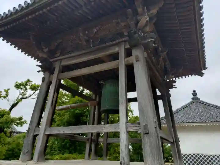雲龍山 本證寺の{uncategorized: "未分類", other: "その他", undefined: "問題あり", building: "その他建物", grave: "お墓", sacred_gate: "鳥居", guardian: "狛犬", statue: "像", buddha: "仏像", history: "歴史", nature: "自然", garden: "庭園", animal: "動物", pagoda: "塔", temizu: "手水舎", mountain_gate: "山門・神門", sanctuary: "本殿・本堂", subordinate: "末社・摂社", art: "芸術", scenery: "景色", jizo: "地蔵", ema: "絵馬", goshuin: "御朱印", omikuji: "おみくじ", items: "授与品その他", amulet: "お守り", goshuincho: "御朱印帳", eats: "食事", festival: "お祭り", votive_dance: "神楽", shichigosan: "七五三参", wedding: "結婚式", experience: "体験その他", initially: "初詣", around: "周辺", anti_infection: "感染症対策"}