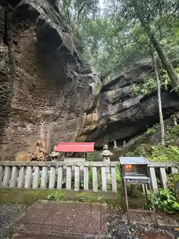 瀧王神社の{uncategorized: "未分類", other: "その他", undefined: "問題あり", building: "その他建物", grave: "お墓", sacred_gate: "鳥居", guardian: "狛犬", statue: "像", buddha: "仏像", history: "歴史", nature: "自然", garden: "庭園", animal: "動物", pagoda: "塔", temizu: "手水舎", mountain_gate: "山門・神門", sanctuary: "本殿・本堂", subordinate: "末社・摂社", art: "芸術", scenery: "景色", jizo: "地蔵", ema: "絵馬", goshuin: "御朱印", omikuji: "おみくじ", items: "授与品その他", amulet: "お守り", goshuincho: "御朱印帳", eats: "食事", festival: "お祭り", votive_dance: "神楽", shichigosan: "七五三参", wedding: "結婚式", experience: "体験その他", initially: "初詣", around: "周辺", anti_infection: "感染症対策"}