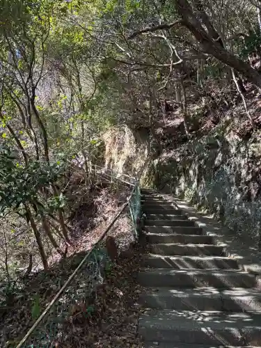 小笠神社の{uncategorized: "未分類", other: "その他", undefined: "問題あり", building: "その他建物", grave: "お墓", sacred_gate: "鳥居", guardian: "狛犬", statue: "像", buddha: "仏像", history: "歴史", nature: "自然", garden: "庭園", animal: "動物", pagoda: "塔", temizu: "手水舎", mountain_gate: "山門・神門", sanctuary: "本殿・本堂", subordinate: "末社・摂社", art: "芸術", scenery: "景色", jizo: "地蔵", ema: "絵馬", goshuin: "御朱印", omikuji: "おみくじ", items: "授与品その他", amulet: "お守り", goshuincho: "御朱印帳", eats: "食事", festival: "お祭り", votive_dance: "神楽", shichigosan: "七五三参", wedding: "結婚式", experience: "体験その他", initially: "初詣", around: "周辺", anti_infection: "感染症対策"}