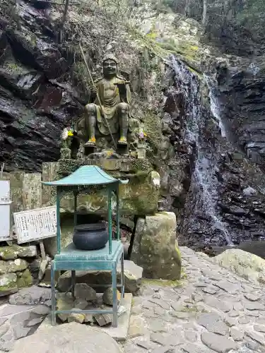 大本山七宝瀧寺の{uncategorized: "未分類", other: "その他", undefined: "問題あり", building: "その他建物", grave: "お墓", sacred_gate: "鳥居", guardian: "狛犬", statue: "像", buddha: "仏像", history: "歴史", nature: "自然", garden: "庭園", animal: "動物", pagoda: "塔", temizu: "手水舎", mountain_gate: "山門・神門", sanctuary: "本殿・本堂", subordinate: "末社・摂社", art: "芸術", scenery: "景色", jizo: "地蔵", ema: "絵馬", goshuin: "御朱印", omikuji: "おみくじ", items: "授与品その他", amulet: "お守り", goshuincho: "御朱印帳", eats: "食事", festival: "お祭り", votive_dance: "神楽", shichigosan: "七五三参", wedding: "結婚式", experience: "体験その他", initially: "初詣", around: "周辺", anti_infection: "感染症対策"}