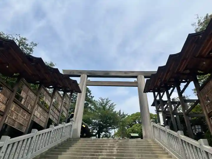 伊勢山皇大神宮の{uncategorized: "未分類", other: "その他", undefined: "問題あり", building: "その他建物", grave: "お墓", sacred_gate: "鳥居", guardian: "狛犬", statue: "像", buddha: "仏像", history: "歴史", nature: "自然", garden: "庭園", animal: "動物", pagoda: "塔", temizu: "手水舎", mountain_gate: "山門・神門", sanctuary: "本殿・本堂", subordinate: "末社・摂社", art: "芸術", scenery: "景色", jizo: "地蔵", ema: "絵馬", goshuin: "御朱印", omikuji: "おみくじ", items: "授与品その他", amulet: "お守り", goshuincho: "御朱印帳", eats: "食事", festival: "お祭り", votive_dance: "神楽", shichigosan: "七五三参", wedding: "結婚式", experience: "体験その他", initially: "初詣", around: "周辺", anti_infection: "感染症対策"}
