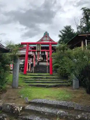 差出磯大嶽山神社 仕事と健康と厄よけの神さまの鳥居