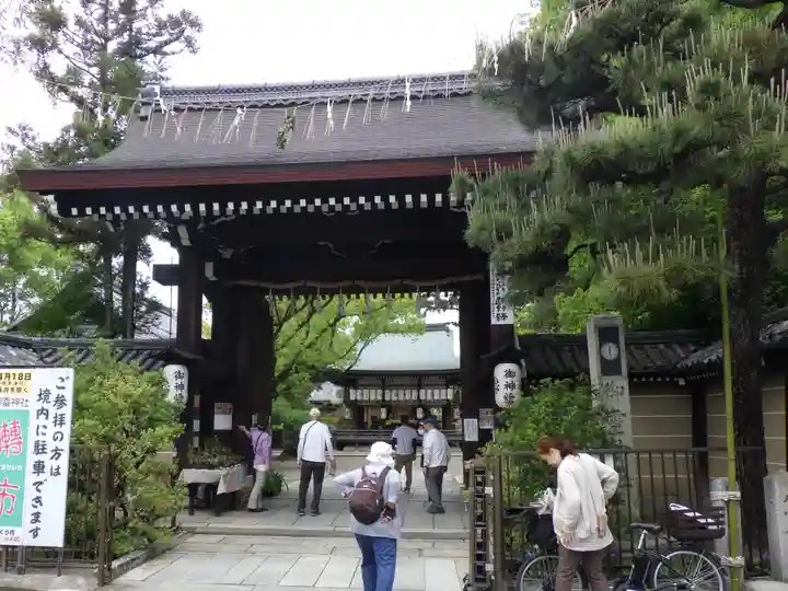 御霊神社(上御霊神社)の山門・神門