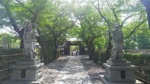 安養寺の山門