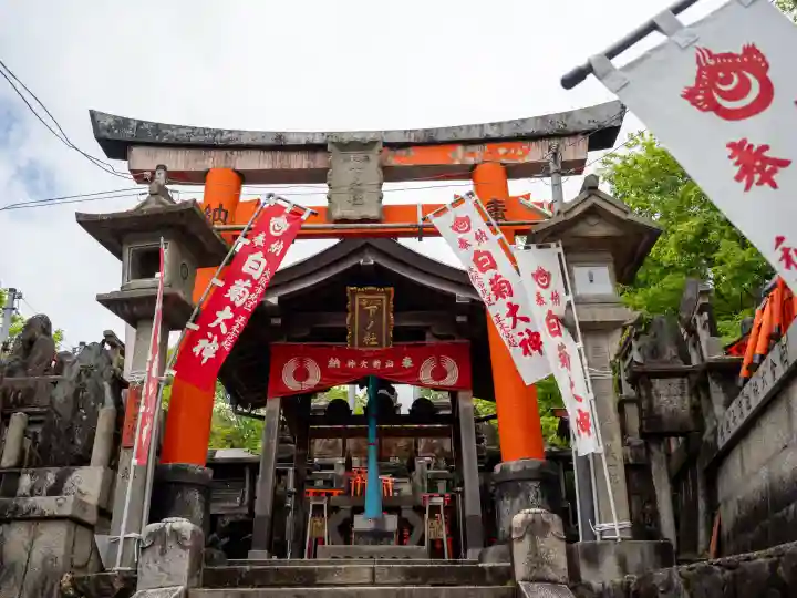 伏見稲荷大社三ノ峰(下之社神蹟・白菊大神)の{uncategorized: "未分類", other: "その他", undefined: "問題あり", building: "その他建物", grave: "お墓", sacred_gate: "鳥居", guardian: "狛犬", statue: "像", buddha: "仏像", history: "歴史", nature: "自然", garden: "庭園", animal: "動物", pagoda: "塔", temizu: "手水舎", mountain_gate: "山門・神門", sanctuary: "本殿・本堂", subordinate: "末社・摂社", art: "芸術", scenery: "景色", jizo: "地蔵", ema: "絵馬", goshuin: "御朱印", omikuji: "おみくじ", items: "授与品その他", amulet: "お守り", goshuincho: "御朱印帳", eats: "食事", festival: "お祭り", votive_dance: "神楽", shichigosan: "七五三参", wedding: "結婚式", experience: "体験その他", initially: "初詣", around: "周辺", anti_infection: "感染症対策"}
