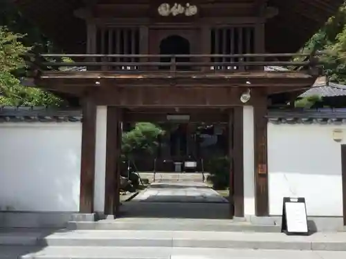 洞雲寺の山門