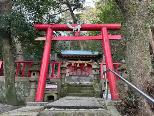 三社神社の{uncategorized: "未分類", other: "その他", undefined: "問題あり", building: "その他建物", grave: "お墓", sacred_gate: "鳥居", guardian: "狛犬", statue: "像", buddha: "仏像", history: "歴史", nature: "自然", garden: "庭園", animal: "動物", pagoda: "塔", temizu: "手水舎", mountain_gate: "山門・神門", sanctuary: "本殿・本堂", subordinate: "末社・摂社", art: "芸術", scenery: "景色", jizo: "地蔵", ema: "絵馬", goshuin: "御朱印", omikuji: "おみくじ", items: "授与品その他", amulet: "お守り", goshuincho: "御朱印帳", eats: "食事", festival: "お祭り", votive_dance: "神楽", shichigosan: "七五三参", wedding: "結婚式", experience: "体験その他", initially: "初詣", around: "周辺", anti_infection: "感染症対策"}