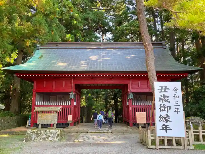 出羽神社(出羽三山神社)~三神合祭殿~の山門・神門