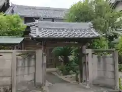 専称寺の山門