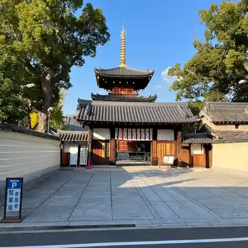 法楽寺の山門