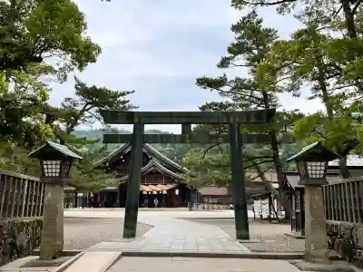 出雲大社の{uncategorized: "未分類", other: "その他", undefined: "問題あり", building: "その他建物", grave: "お墓", sacred_gate: "鳥居", guardian: "狛犬", statue: "像", buddha: "仏像", history: "歴史", nature: "自然", garden: "庭園", animal: "動物", pagoda: "塔", temizu: "手水舎", mountain_gate: "山門・神門", sanctuary: "本殿・本堂", subordinate: "末社・摂社", art: "芸術", scenery: "景色", jizo: "地蔵", ema: "絵馬", goshuin: "御朱印", omikuji: "おみくじ", items: "授与品その他", amulet: "お守り", goshuincho: "御朱印帳", eats: "食事", festival: "お祭り", votive_dance: "神楽", shichigosan: "七五三参", wedding: "結婚式", experience: "体験その他", initially: "初詣", around: "周辺", anti_infection: "感染症対策"}