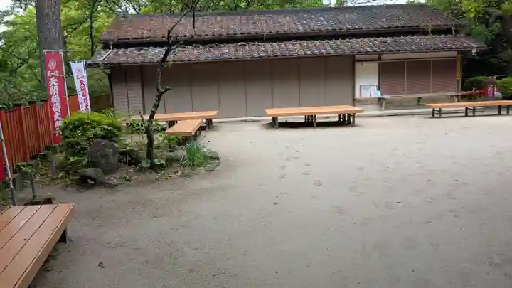 天開稲荷社の庭園