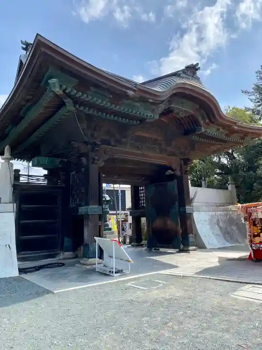 豊川閣 妙厳寺の山門・神門
