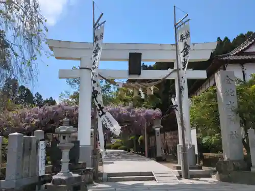 金蛇水神社の{uncategorized: "未分類", other: "その他", undefined: "問題あり", building: "その他建物", grave: "お墓", sacred_gate: "鳥居", guardian: "狛犬", statue: "像", buddha: "仏像", history: "歴史", nature: "自然", garden: "庭園", animal: "動物", pagoda: "塔", temizu: "手水舎", mountain_gate: "山門・神門", sanctuary: "本殿・本堂", subordinate: "末社・摂社", art: "芸術", scenery: "景色", jizo: "地蔵", ema: "絵馬", goshuin: "御朱印", omikuji: "おみくじ", items: "授与品その他", amulet: "お守り", goshuincho: "御朱印帳", eats: "食事", festival: "お祭り", votive_dance: "神楽", shichigosan: "七五三参", wedding: "結婚式", experience: "体験その他", initially: "初詣", around: "周辺", anti_infection: "感染症対策"}