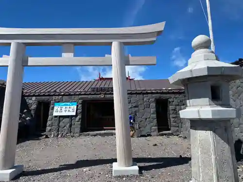 富士山頂上浅間大社奥宮の鳥居