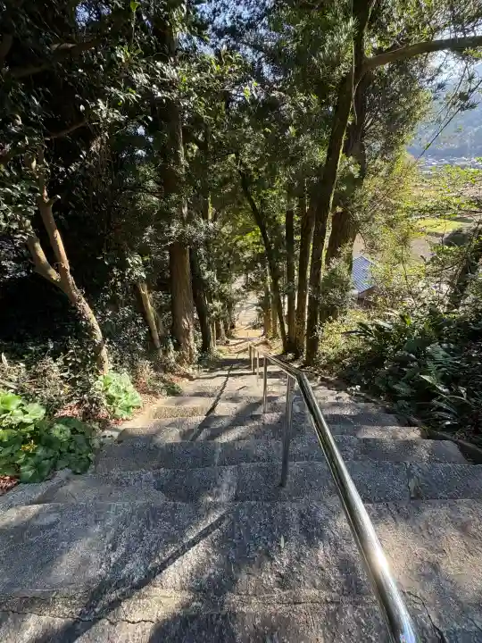 糸島市宇美八幡宮の{uncategorized: "未分類", other: "その他", undefined: "問題あり", building: "その他建物", grave: "お墓", sacred_gate: "鳥居", guardian: "狛犬", statue: "像", buddha: "仏像", history: "歴史", nature: "自然", garden: "庭園", animal: "動物", pagoda: "塔", temizu: "手水舎", mountain_gate: "山門・神門", sanctuary: "本殿・本堂", subordinate: "末社・摂社", art: "芸術", scenery: "景色", jizo: "地蔵", ema: "絵馬", goshuin: "御朱印", omikuji: "おみくじ", items: "授与品その他", amulet: "お守り", goshuincho: "御朱印帳", eats: "食事", festival: "お祭り", votive_dance: "神楽", shichigosan: "七五三参", wedding: "結婚式", experience: "体験その他", initially: "初詣", around: "周辺", anti_infection: "感染症対策"}