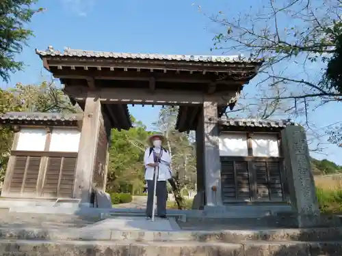 繁多寺の山門