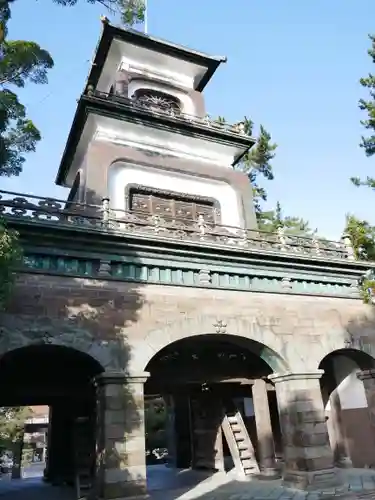 尾山神社の山門