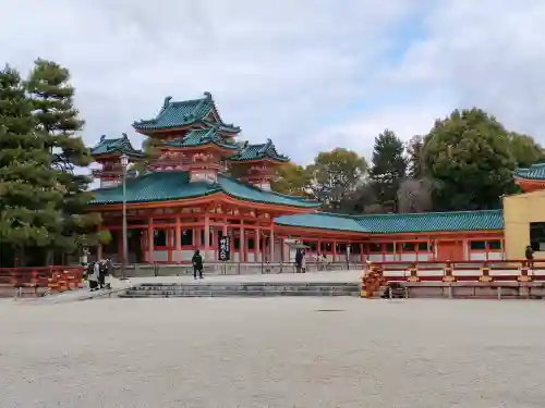 平安神宮の{uncategorized: "未分類", other: "その他", undefined: "問題あり", building: "その他建物", grave: "お墓", sacred_gate: "鳥居", guardian: "狛犬", statue: "像", buddha: "仏像", history: "歴史", nature: "自然", garden: "庭園", animal: "動物", pagoda: "塔", temizu: "手水舎", mountain_gate: "山門・神門", sanctuary: "本殿・本堂", subordinate: "末社・摂社", art: "芸術", scenery: "景色", jizo: "地蔵", ema: "絵馬", goshuin: "御朱印", omikuji: "おみくじ", items: "授与品その他", amulet: "お守り", goshuincho: "御朱印帳", eats: "食事", festival: "お祭り", votive_dance: "神楽", shichigosan: "七五三参", wedding: "結婚式", experience: "体験その他", initially: "初詣", around: "周辺", anti_infection: "感染症対策"}