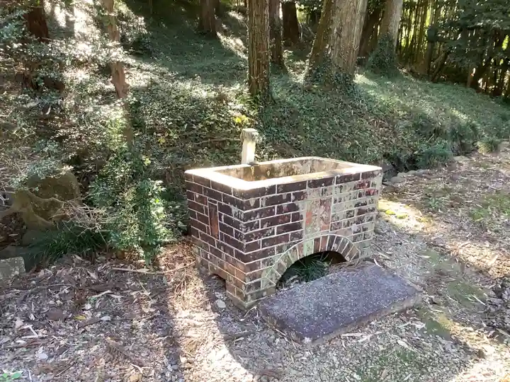 神明白山社相殿(杁下)の手水舎