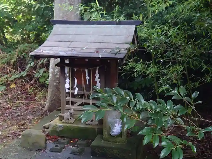 三軒地稲荷神社の末社・摂社