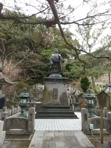 誕生寺の像