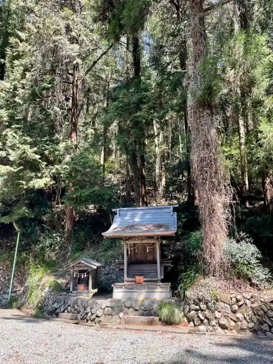 與瀬神社(与瀬神社)の{uncategorized: "未分類", other: "その他", undefined: "問題あり", building: "その他建物", grave: "お墓", sacred_gate: "鳥居", guardian: "狛犬", statue: "像", buddha: "仏像", history: "歴史", nature: "自然", garden: "庭園", animal: "動物", pagoda: "塔", temizu: "手水舎", mountain_gate: "山門・神門", sanctuary: "本殿・本堂", subordinate: "末社・摂社", art: "芸術", scenery: "景色", jizo: "地蔵", ema: "絵馬", goshuin: "御朱印", omikuji: "おみくじ", items: "授与品その他", amulet: "お守り", goshuincho: "御朱印帳", eats: "食事", festival: "お祭り", votive_dance: "神楽", shichigosan: "七五三参", wedding: "結婚式", experience: "体験その他", initially: "初詣", around: "周辺", anti_infection: "感染症対策"}