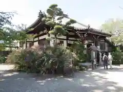 帯解寺の本殿