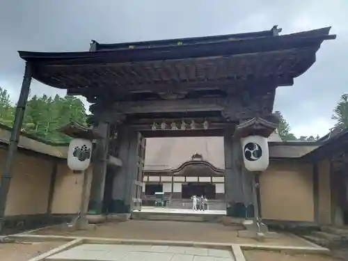 高野山金剛峯寺の山門