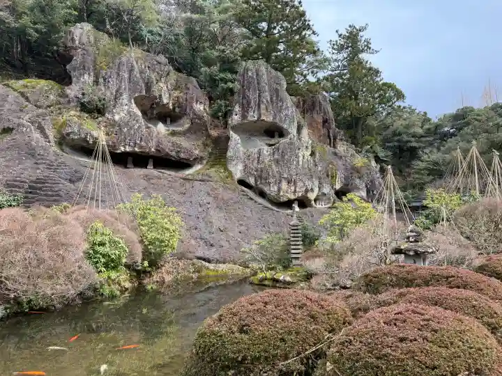 那谷寺の{uncategorized: "未分類", other: "その他", undefined: "問題あり", building: "その他建物", grave: "お墓", sacred_gate: "鳥居", guardian: "狛犬", statue: "像", buddha: "仏像", history: "歴史", nature: "自然", garden: "庭園", animal: "動物", pagoda: "塔", temizu: "手水舎", mountain_gate: "山門・神門", sanctuary: "本殿・本堂", subordinate: "末社・摂社", art: "芸術", scenery: "景色", jizo: "地蔵", ema: "絵馬", goshuin: "御朱印", omikuji: "おみくじ", items: "授与品その他", amulet: "お守り", goshuincho: "御朱印帳", eats: "食事", festival: "お祭り", votive_dance: "神楽", shichigosan: "七五三参", wedding: "結婚式", experience: "体験その他", initially: "初詣", around: "周辺", anti_infection: "感染症対策"}