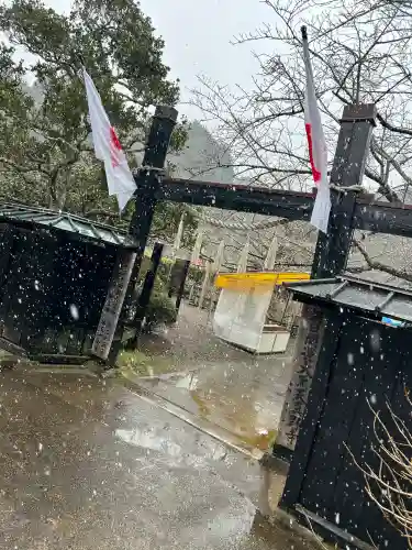 真野寺の{uncategorized: "未分類", other: "その他", undefined: "問題あり", building: "その他建物", grave: "お墓", sacred_gate: "鳥居", guardian: "狛犬", statue: "像", buddha: "仏像", history: "歴史", nature: "自然", garden: "庭園", animal: "動物", pagoda: "塔", temizu: "手水舎", mountain_gate: "山門・神門", sanctuary: "本殿・本堂", subordinate: "末社・摂社", art: "芸術", scenery: "景色", jizo: "地蔵", ema: "絵馬", goshuin: "御朱印", omikuji: "おみくじ", items: "授与品その他", amulet: "お守り", goshuincho: "御朱印帳", eats: "食事", festival: "お祭り", votive_dance: "神楽", shichigosan: "七五三参", wedding: "結婚式", experience: "体験その他", initially: "初詣", around: "周辺", anti_infection: "感染症対策"}