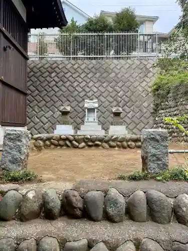 諏訪神社の{uncategorized: "未分類", other: "その他", undefined: "問題あり", building: "その他建物", grave: "お墓", sacred_gate: "鳥居", guardian: "狛犬", statue: "像", buddha: "仏像", history: "歴史", nature: "自然", garden: "庭園", animal: "動物", pagoda: "塔", temizu: "手水舎", mountain_gate: "山門・神門", sanctuary: "本殿・本堂", subordinate: "末社・摂社", art: "芸術", scenery: "景色", jizo: "地蔵", ema: "絵馬", goshuin: "御朱印", omikuji: "おみくじ", items: "授与品その他", amulet: "お守り", goshuincho: "御朱印帳", eats: "食事", festival: "お祭り", votive_dance: "神楽", shichigosan: "七五三参", wedding: "結婚式", experience: "体験その他", initially: "初詣", around: "周辺", anti_infection: "感染症対策"}