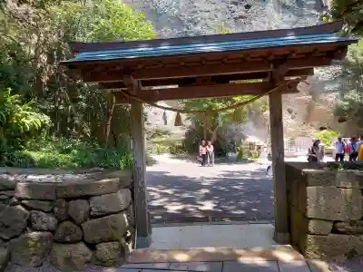 花窟神社の{uncategorized: "未分類", other: "その他", undefined: "問題あり", building: "その他建物", grave: "お墓", sacred_gate: "鳥居", guardian: "狛犬", statue: "像", buddha: "仏像", history: "歴史", nature: "自然", garden: "庭園", animal: "動物", pagoda: "塔", temizu: "手水舎", mountain_gate: "山門・神門", sanctuary: "本殿・本堂", subordinate: "末社・摂社", art: "芸術", scenery: "景色", jizo: "地蔵", ema: "絵馬", goshuin: "御朱印", omikuji: "おみくじ", items: "授与品その他", amulet: "お守り", goshuincho: "御朱印帳", eats: "食事", festival: "お祭り", votive_dance: "神楽", shichigosan: "七五三参", wedding: "結婚式", experience: "体験その他", initially: "初詣", around: "周辺", anti_infection: "感染症対策"}