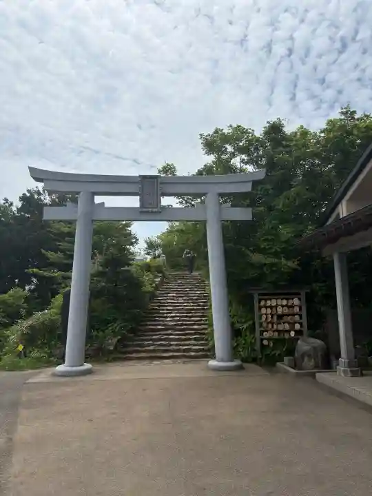 彌彦神社奥宮(御神廟)の{uncategorized: "未分類", other: "その他", undefined: "問題あり", building: "その他建物", grave: "お墓", sacred_gate: "鳥居", guardian: "狛犬", statue: "像", buddha: "仏像", history: "歴史", nature: "自然", garden: "庭園", animal: "動物", pagoda: "塔", temizu: "手水舎", mountain_gate: "山門・神門", sanctuary: "本殿・本堂", subordinate: "末社・摂社", art: "芸術", scenery: "景色", jizo: "地蔵", ema: "絵馬", goshuin: "御朱印", omikuji: "おみくじ", items: "授与品その他", amulet: "お守り", goshuincho: "御朱印帳", eats: "食事", festival: "お祭り", votive_dance: "神楽", shichigosan: "七五三参", wedding: "結婚式", experience: "体験その他", initially: "初詣", around: "周辺", anti_infection: "感染症対策"}