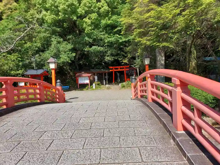神倉神社(熊野速玉大社摂社)の{uncategorized: "未分類", other: "その他", undefined: "問題あり", building: "その他建物", grave: "お墓", sacred_gate: "鳥居", guardian: "狛犬", statue: "像", buddha: "仏像", history: "歴史", nature: "自然", garden: "庭園", animal: "動物", pagoda: "塔", temizu: "手水舎", mountain_gate: "山門・神門", sanctuary: "本殿・本堂", subordinate: "末社・摂社", art: "芸術", scenery: "景色", jizo: "地蔵", ema: "絵馬", goshuin: "御朱印", omikuji: "おみくじ", items: "授与品その他", amulet: "お守り", goshuincho: "御朱印帳", eats: "食事", festival: "お祭り", votive_dance: "神楽", shichigosan: "七五三参", wedding: "結婚式", experience: "体験その他", initially: "初詣", around: "周辺", anti_infection: "感染症対策"}