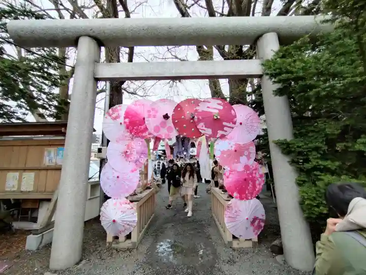 札幌諏訪神社の{uncategorized: "未分類", other: "その他", undefined: "問題あり", building: "その他建物", grave: "お墓", sacred_gate: "鳥居", guardian: "狛犬", statue: "像", buddha: "仏像", history: "歴史", nature: "自然", garden: "庭園", animal: "動物", pagoda: "塔", temizu: "手水舎", mountain_gate: "山門・神門", sanctuary: "本殿・本堂", subordinate: "末社・摂社", art: "芸術", scenery: "景色", jizo: "地蔵", ema: "絵馬", goshuin: "御朱印", omikuji: "おみくじ", items: "授与品その他", amulet: "お守り", goshuincho: "御朱印帳", eats: "食事", festival: "お祭り", votive_dance: "神楽", shichigosan: "七五三参", wedding: "結婚式", experience: "体験その他", initially: "初詣", around: "周辺", anti_infection: "感染症対策"}